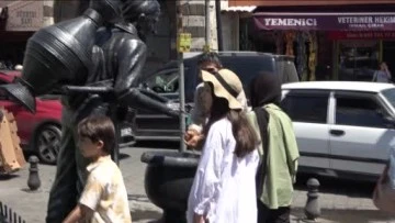 Sıcaktan bunalan vatandaşlar çareyi çeşme başında buldu