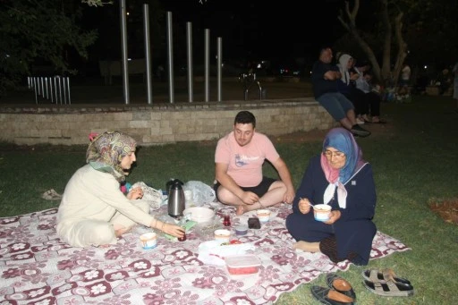Sıcaktan bunalan vatandaşlar soluğu parklarda aldı