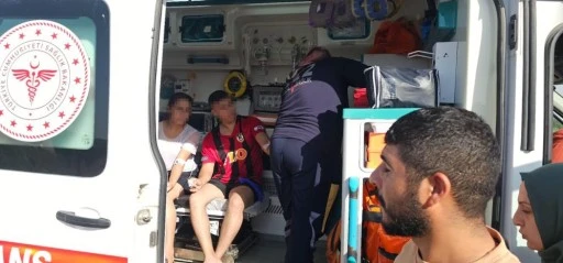 Suda &ccedil;ırpınan 2 genci &ccedil;evredekiler son anda kurtardı
