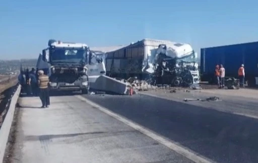 TAG Otoyolu&rsquo;nda 2 tır &ccedil;arpıştı: 2 yaralı