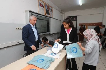 Tahmazoğlu'ndan öğrencilere 120 bin tişört