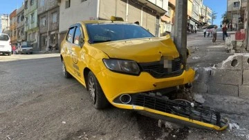Taksi yayaların arasına daldı: 3’ü ağır, 5 yaralı
