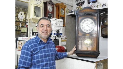 Tarihe tanıklık etmiş saatleri 10 metrekarelik dükkanında tamir ediyor