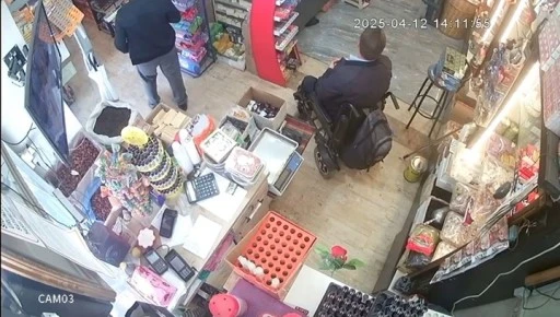 tırnakçılık yöntemiyle 100 lirayı çalan şahıs güvenlik kamerasında