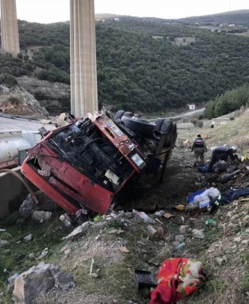 Uçuruma yuvarlanan akaryakıt yüklü tankerin sürücüsü kurtarılamadı