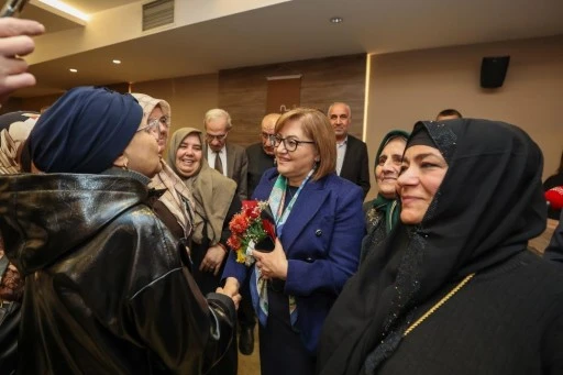 Umreden d&ouml;nen ikinci kafile, Fatma Şahin ile bir araya geldi