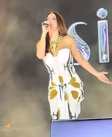 Ünlü sanatçı Simge'ye konser sırasında çiçek ve telefon şoku