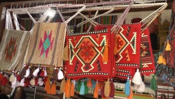 Ürettiği kilimleri dünyaya ihraç ediyor