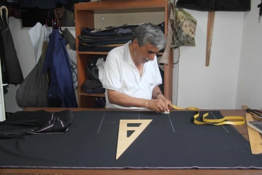 Ustasından aldığı antika dikiş makinesiyle 60 yıldır terzilik yapıyor