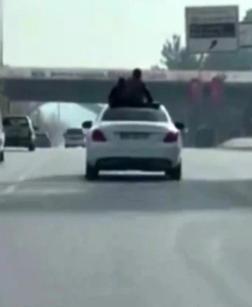Üstü açık otomobilde tehlikeli yolculuk