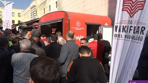 Vakıflardan tarihi Alaüddevle Cami cemaatine çorba ikramı