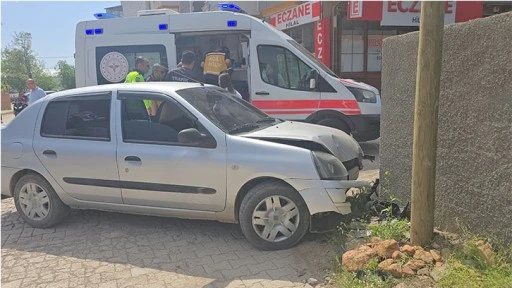 virajı alamayan otomobil duvara çarptı 5 yaralı