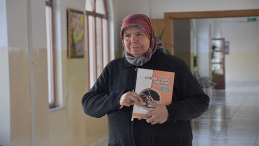 Yanlış otob&uuml;se binmemek i&ccedil;in 65 yaşında okuma-yazma &ouml;ğrendi