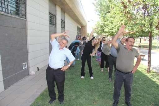 Yaşlılar bu merkezde hayata bağlanıyor