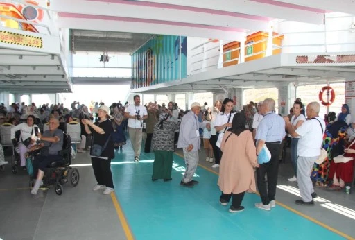 Yaşlıların moral gezisinde renkli g&ouml;r&uuml;nt&uuml;ler oluştu