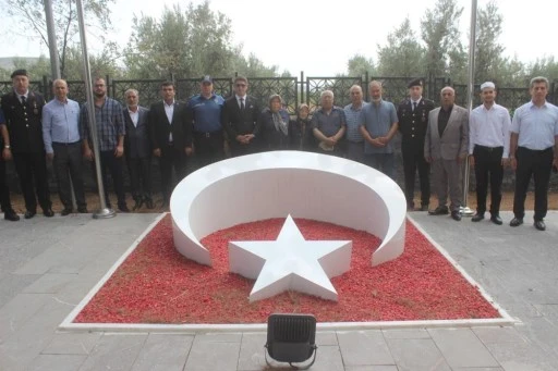 Yavuzeli’nde 15 Temmuz şehitleri anma programı kapsamında şehitlik ziyaret edildi