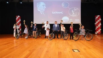 YILMAZ, BAŞARILI SPORCULARI ÖDÜLLENDİRDİ