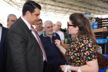 Yılmaz, pazarcı esnafıyla bir araya geldi