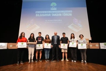 YKS’DE BAŞARILI OLAN ÖĞRENCİLERE BİLGİSAYAR ARMAĞAN EDİLDİ