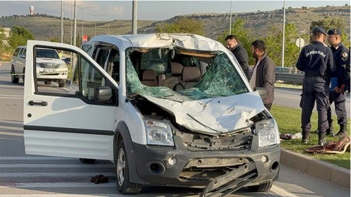 yola fırlayan ata sivil polis otosu çarptı: 2 polis yaralandı