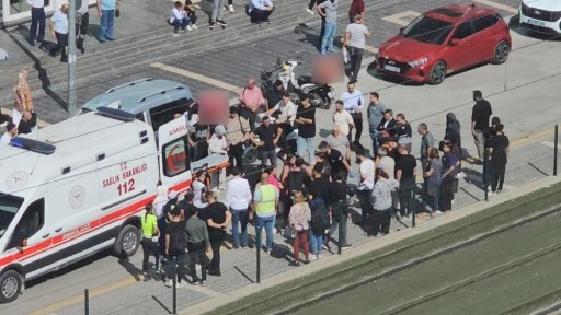 Yolun karşı tarafına ge&ccedil;meye &ccedil;alışan kadına motosiklet &ccedil;arptı