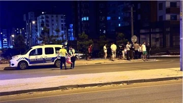 Yolun karşısına geçmek isteyen çifte otomobil çarptı: 1’i ağır 2 yaralı